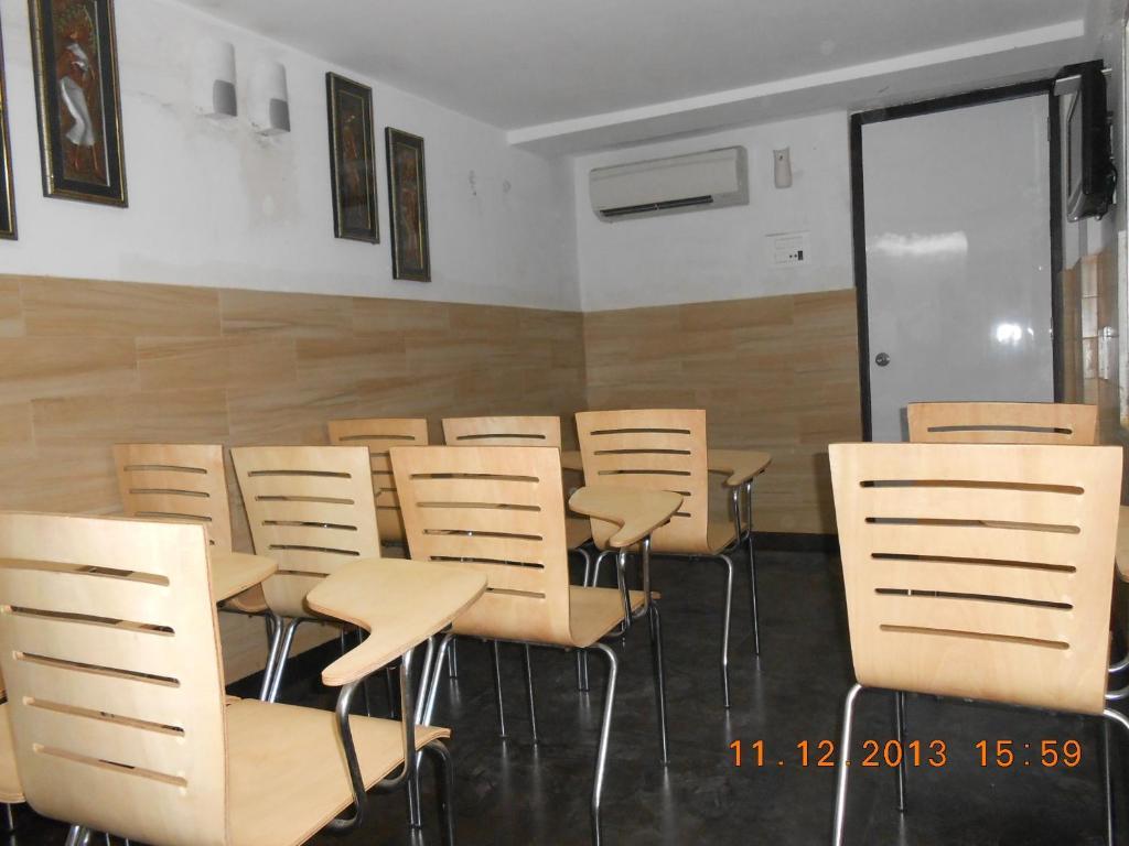 Hiland Inn Kolkata Bagian luar foto