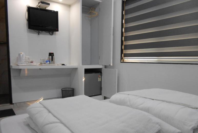 Hiland Inn Kolkata Bagian luar foto