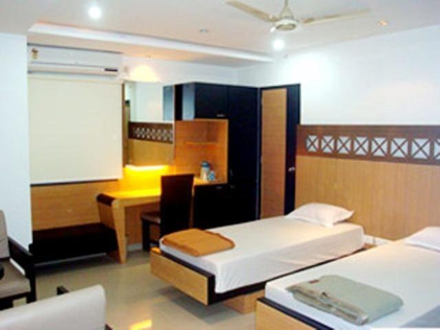 Hiland Inn Kolkata Bagian luar foto
