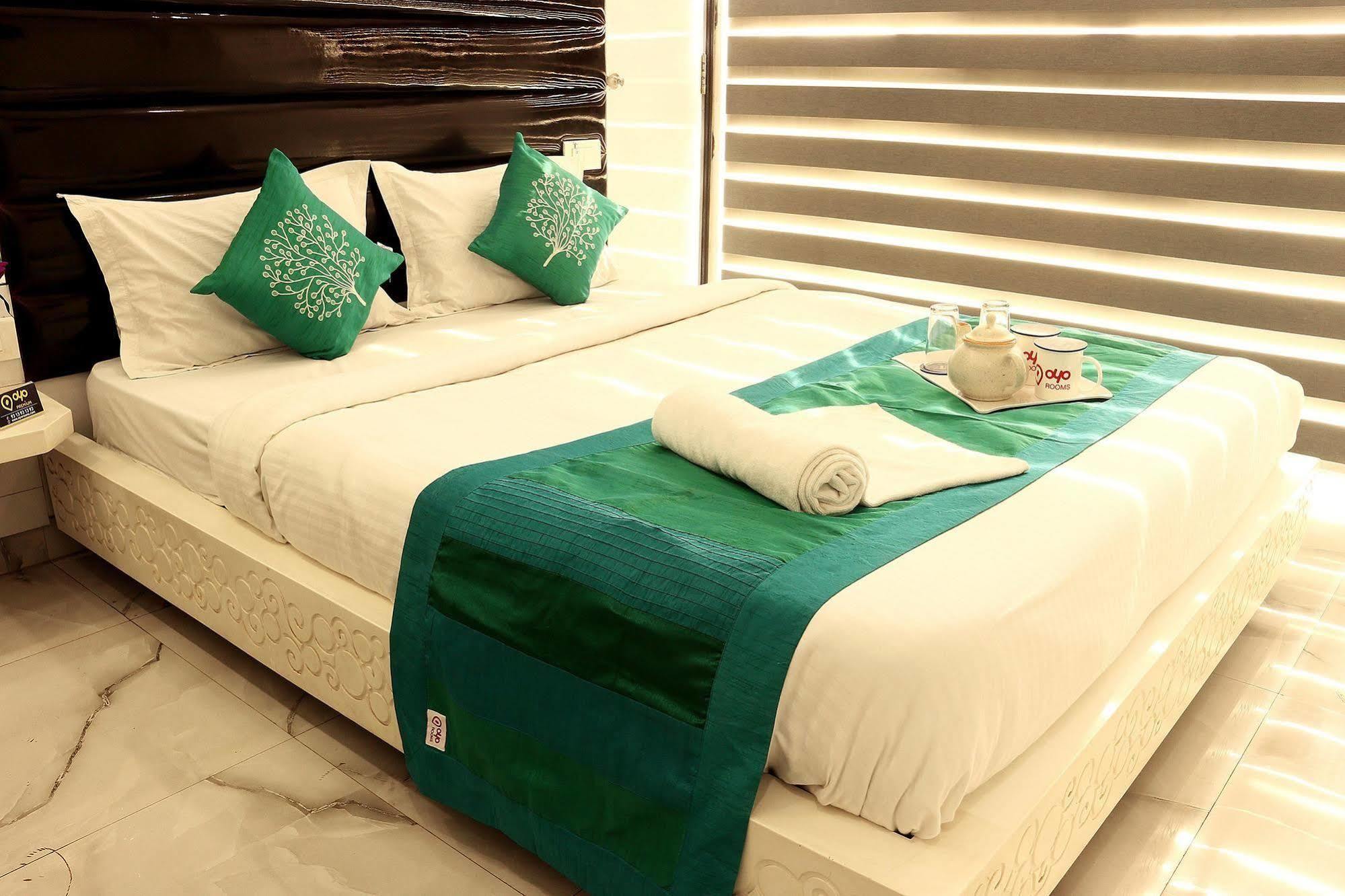 Hiland Inn Kolkata Bagian luar foto