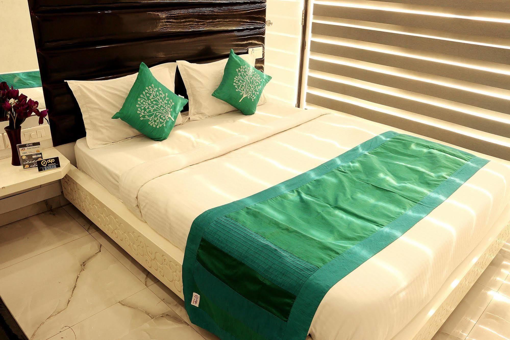 Hiland Inn Kolkata Bagian luar foto