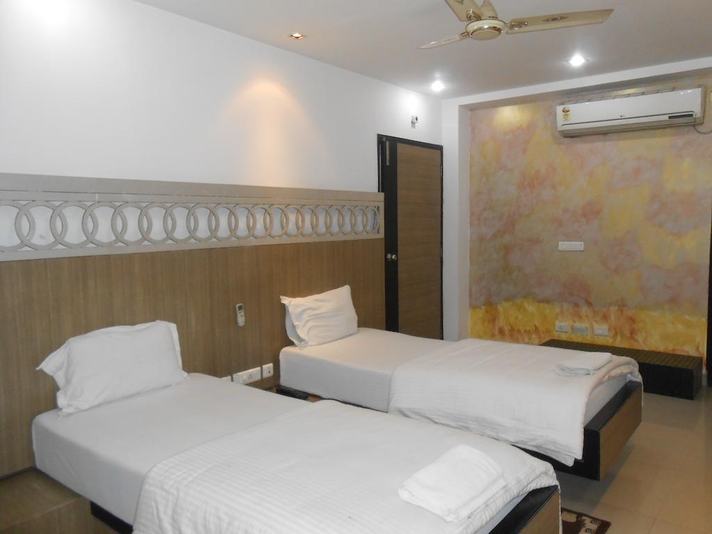 Hiland Inn Kolkata Bagian luar foto