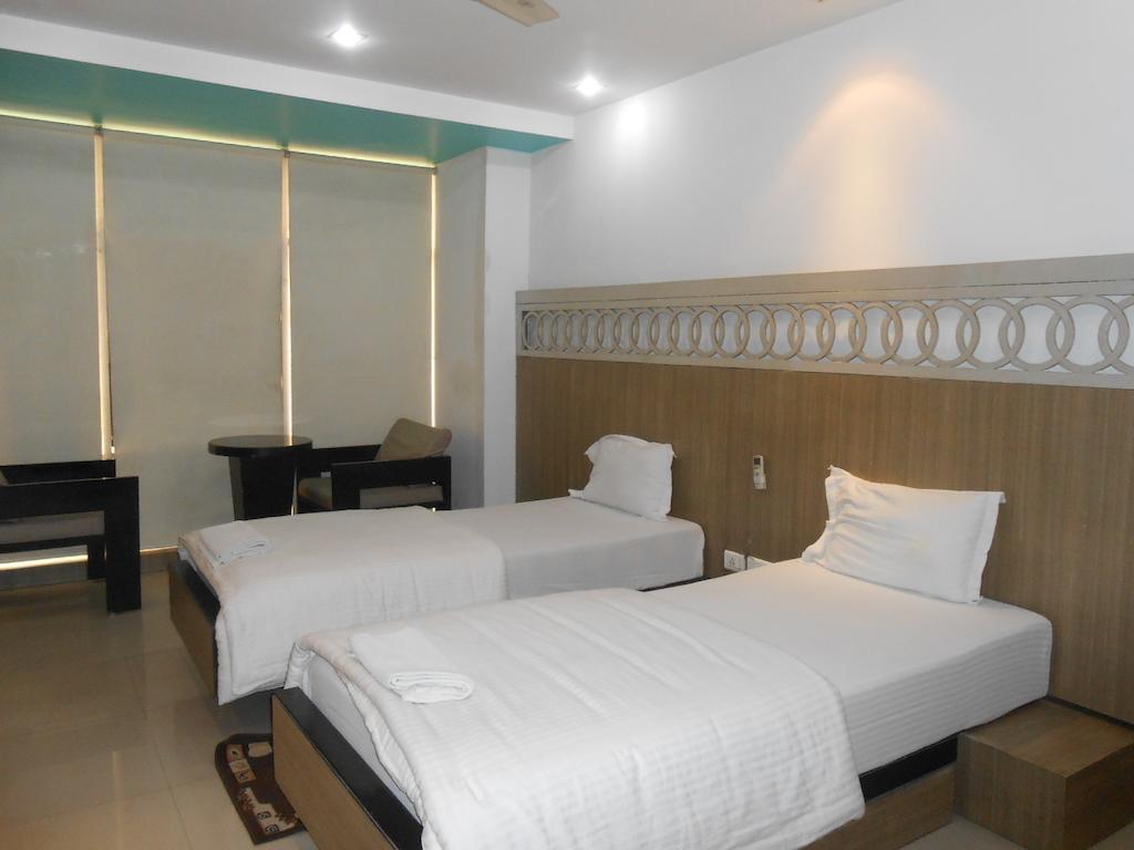 Hiland Inn Kolkata Bagian luar foto